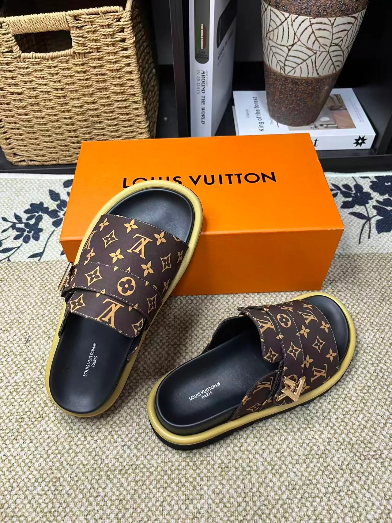 P340 [New Style] [LOUIS VUITTON] Louis Vuitton, LV printing, men's and women's slippers are now on the market, packed in drawer boxes with cloth bags and cards, the upper pattern looks very soft and waxy, and is a super versatile leg slimming tool. Fabric: imported denim/canvas/old fabric, LV hardware LOGO, official website pattern printing, comfortable to wear, feet: high-elastic PU water table. Sole: foam sole, heel height: about 5cm. Code number: 35-46, 35, 45, 46 are custom-made and non-returnable. Color: multiple colors and styles available.